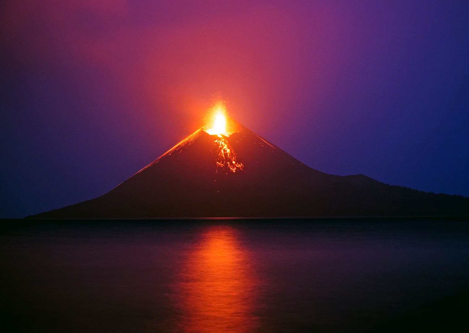 Pemandangan aktivitas erupsi gunung anak krakatau satu bulan sebelum runtuh dan menyebabkan tsunami di Lampung.