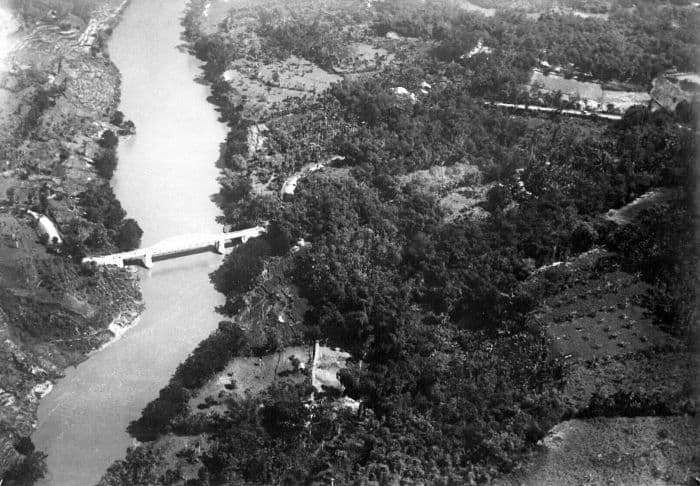 Repronegatief. Luchtfoto van de brug over de rivier Tjitaroem bij Batoedjadjar, Tjimahi, Preanger, West-Java