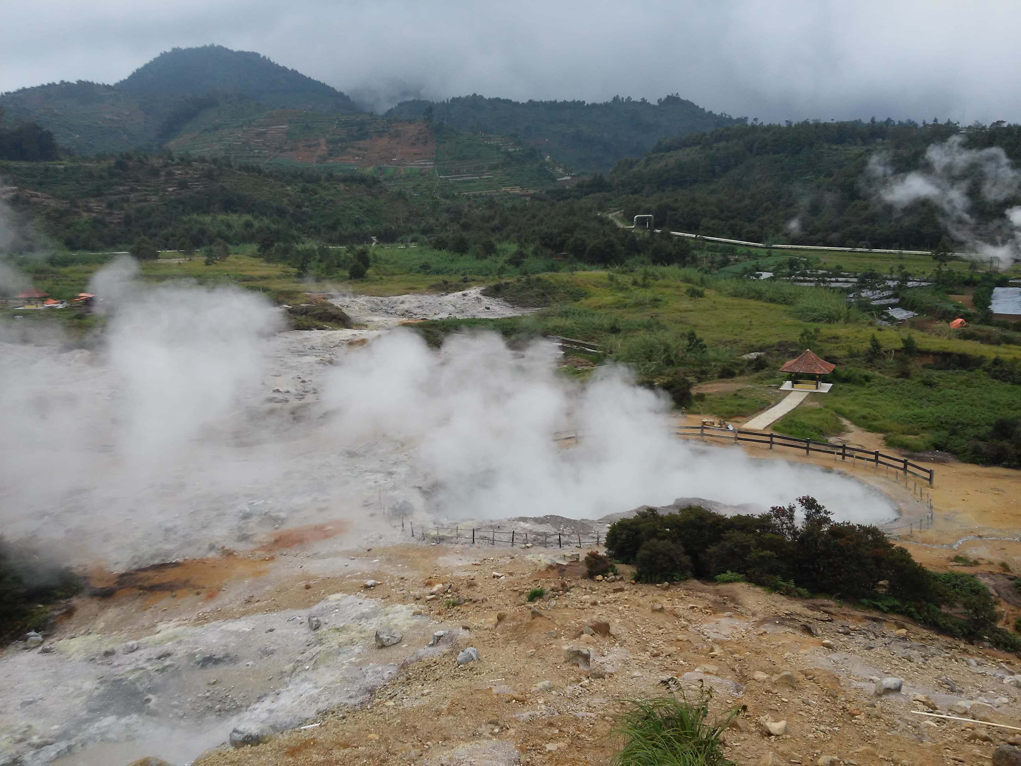 Kawah Sikidang adalah salah satu kawah yangn berada di Gunung Dieng, Wonosobo, Jawa Tengah, Indonesia.