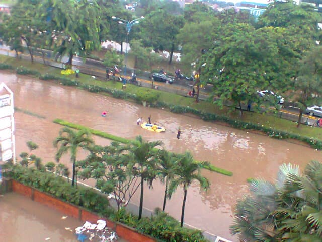 Banjir di Jl. Rasuna Said, Setiabudi, Kuningan, Jakarta Selatan. (2013) Sumber: Karya sendiri