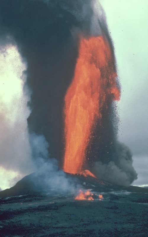Air mancur lava menyembur di gunung Kilauea, Hawaii