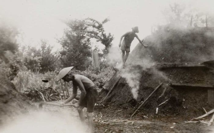 Foto. Houtskoolbranderij Tjikiperan, omgeving Segara Anakan (Kinderzee)