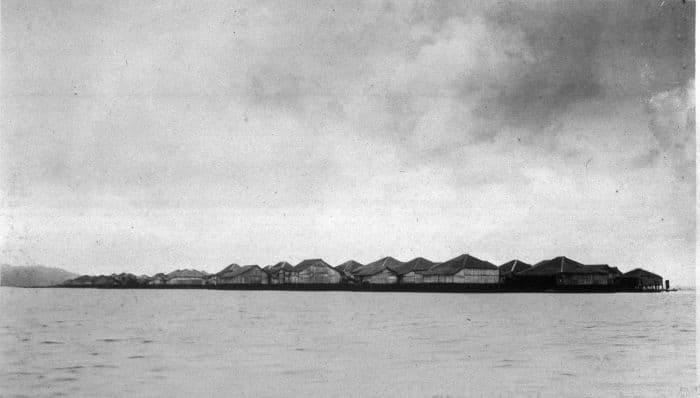 Foto. De kustlijn met het paaldorp Mutean in de Segara Anakan (Kinderzee), een binnenzee aan de zuidwestkust van Midden Java