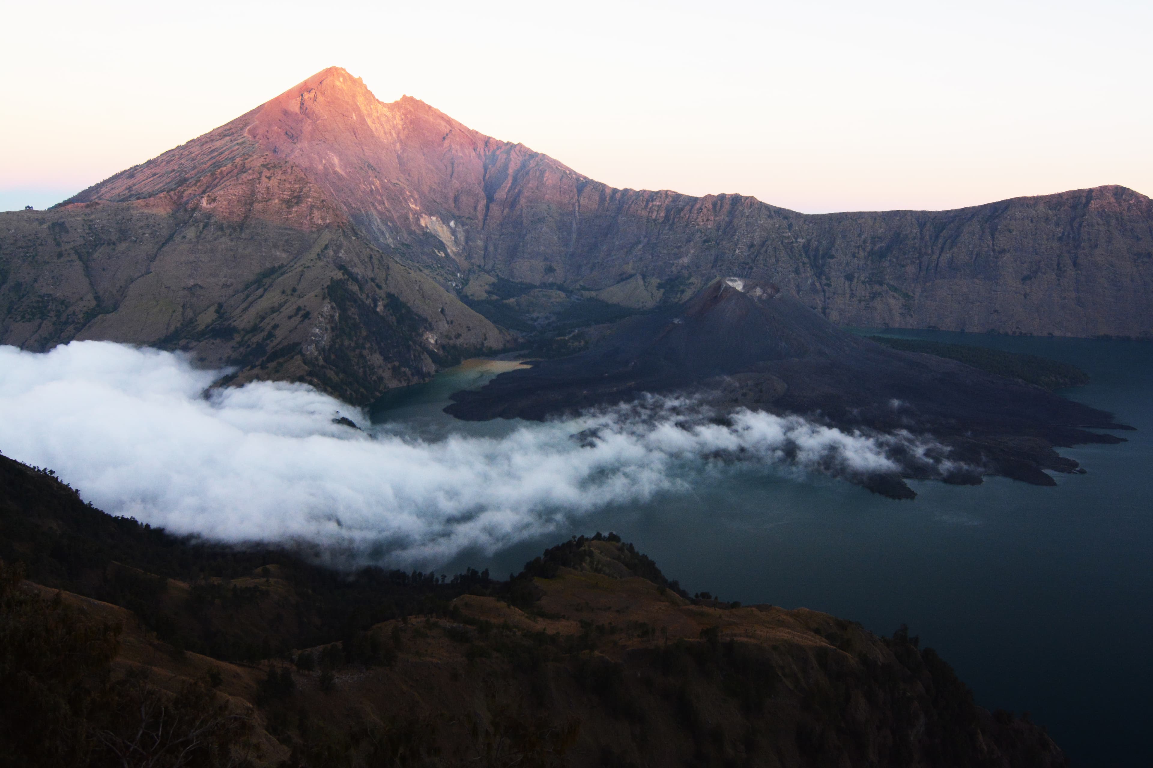 Pemandangan senja dari bibir kaldera Rinjani, Lombok