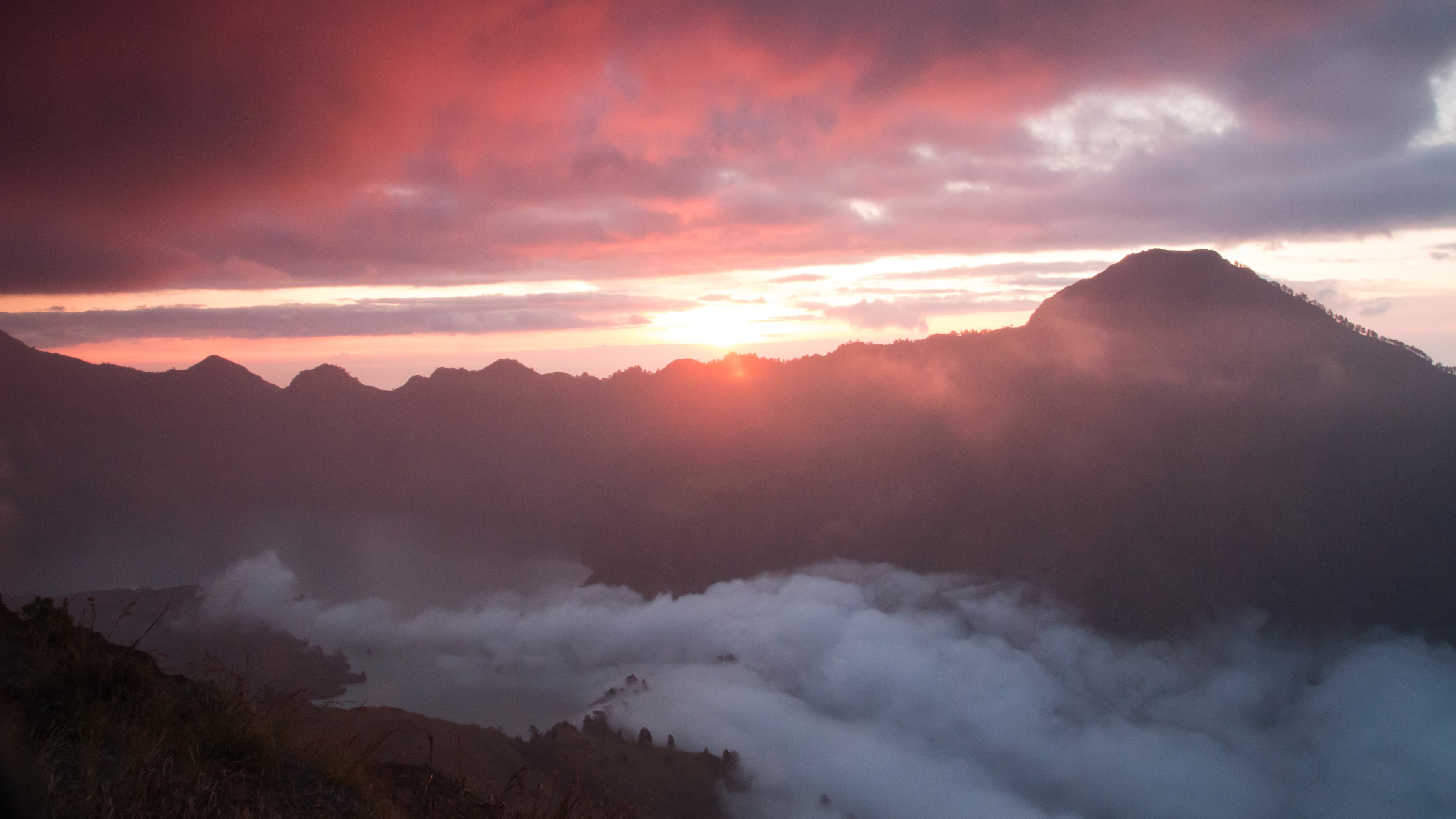 Danau Segara Anak saat petang dari Plawangan