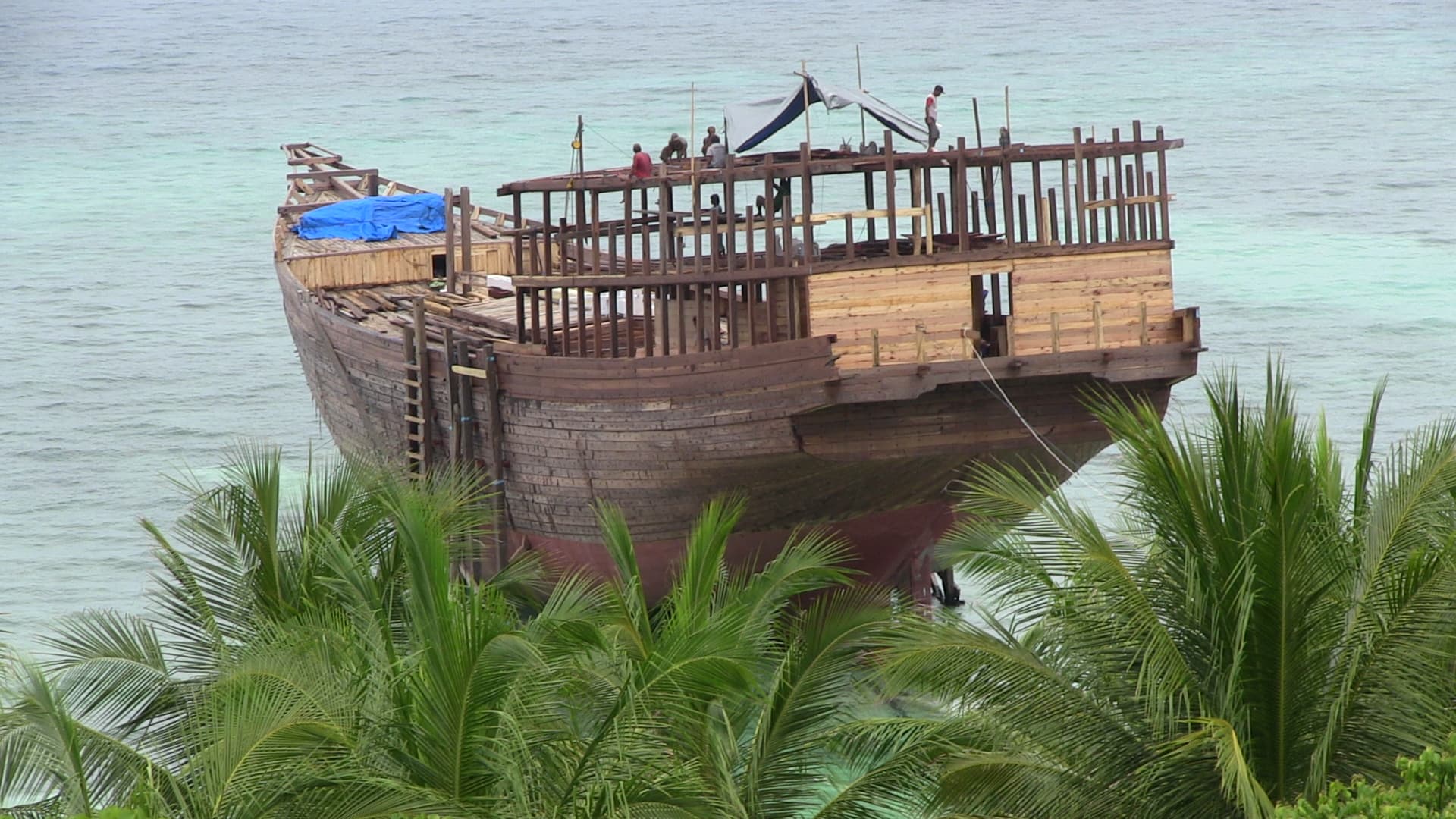 Perajin membangun kapal kayu pinisi tradisional di Sulawesi Selatan