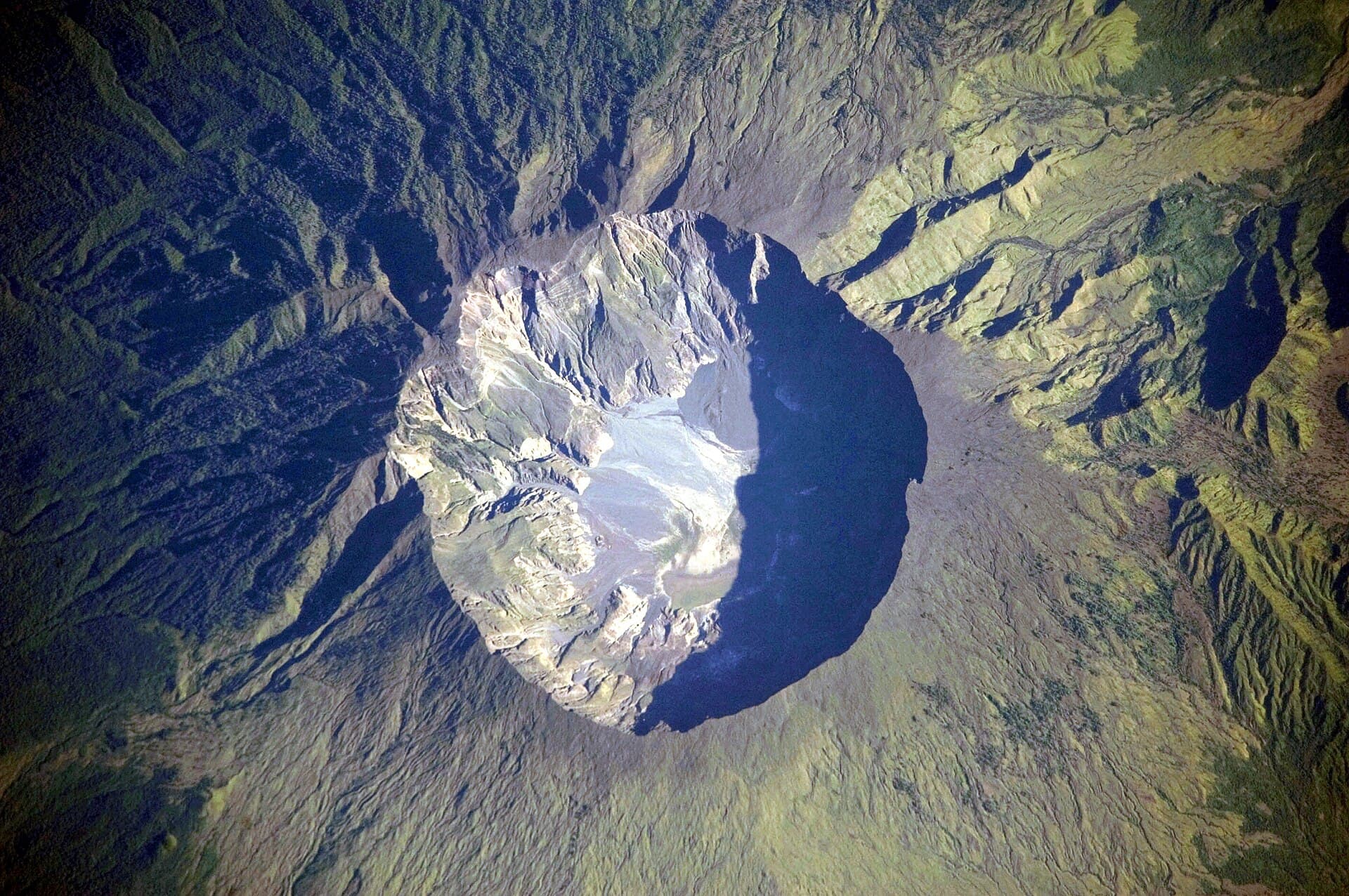 Foto udara kaldera raksasa Gunung Tambora, kawah lebar berdinding curam di Pulau Sumbawa