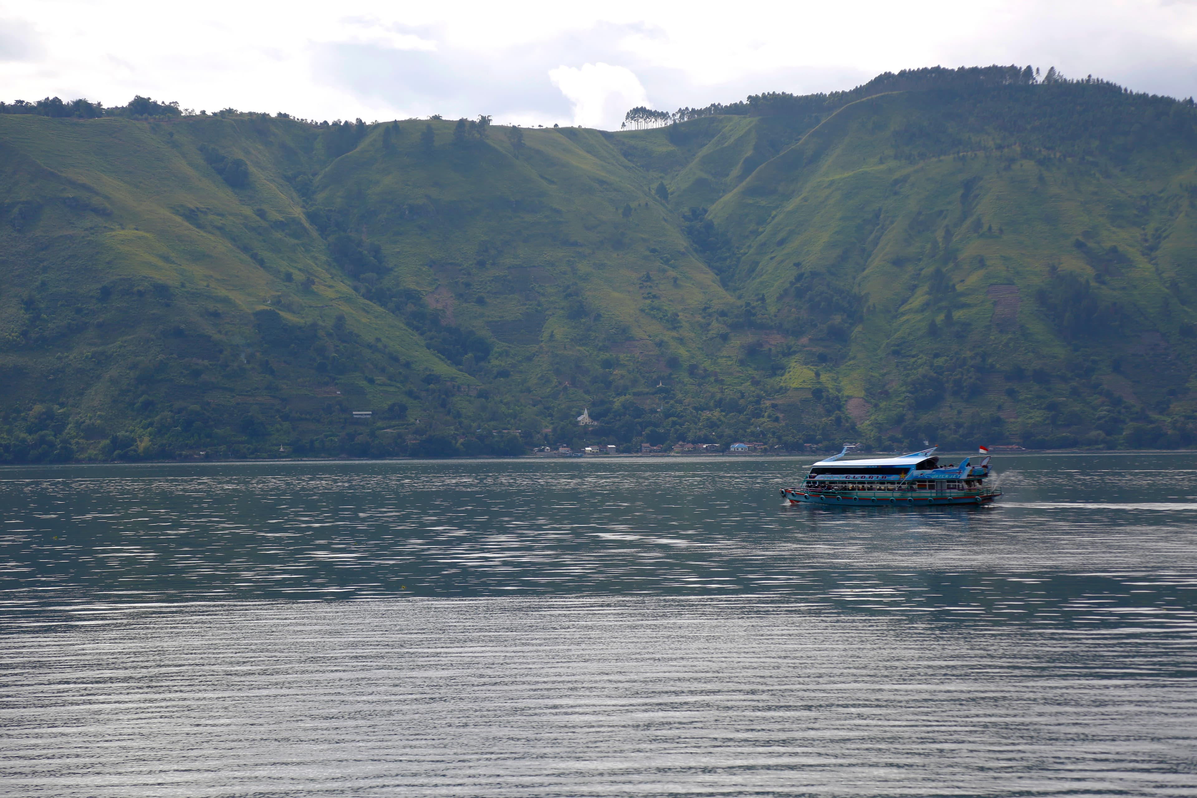 Keindahan danau ini sangatlah mengagumkan baik dilihat dari atas or langsung dari atas permukaan airnya