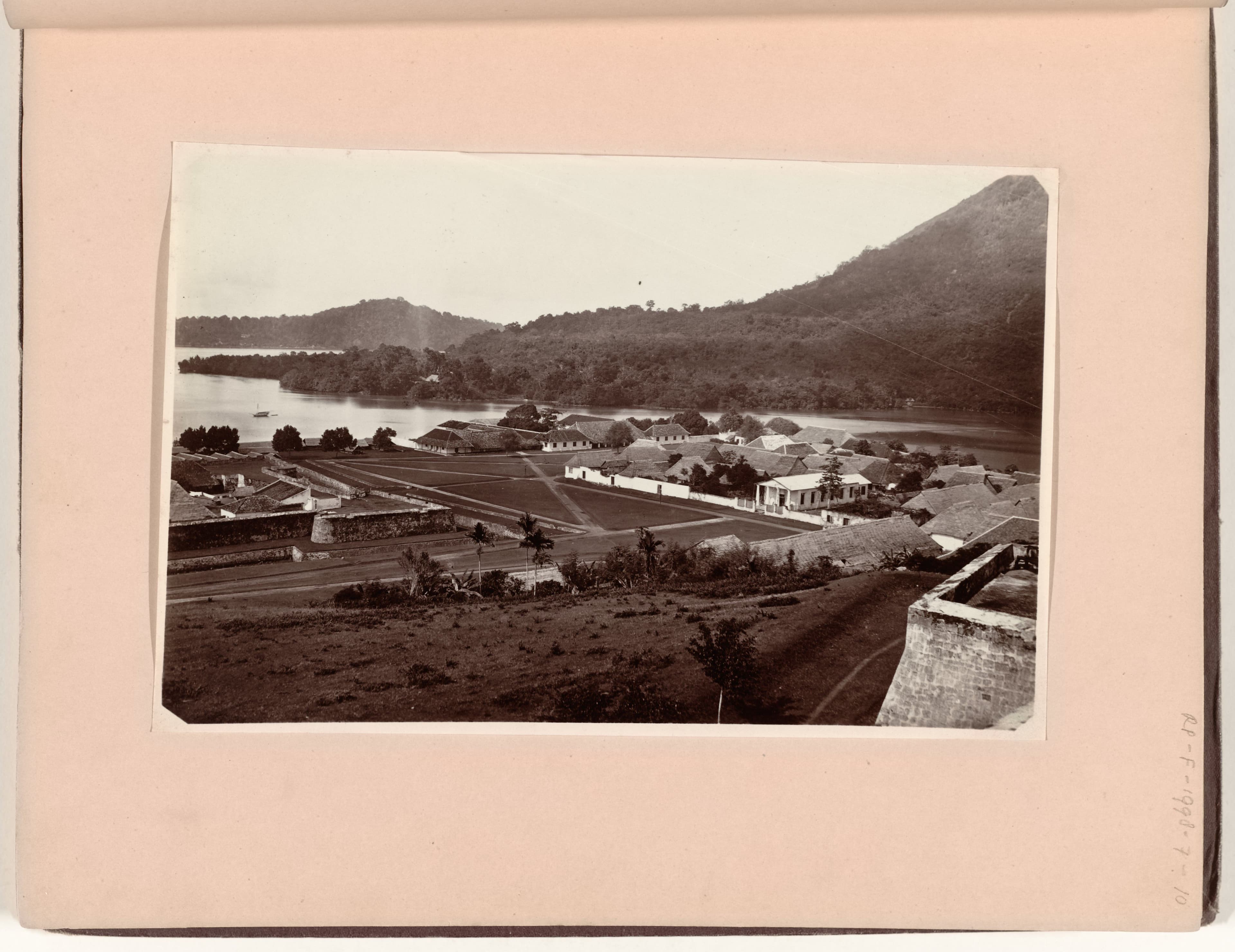 IdentificatieTitel(s): Gezicht op Bandaneira vanaf fort Belgica ('Aussicht von Banda Neira vom fort Belgica aus gesehen')Objecttype: foto Objectnummer