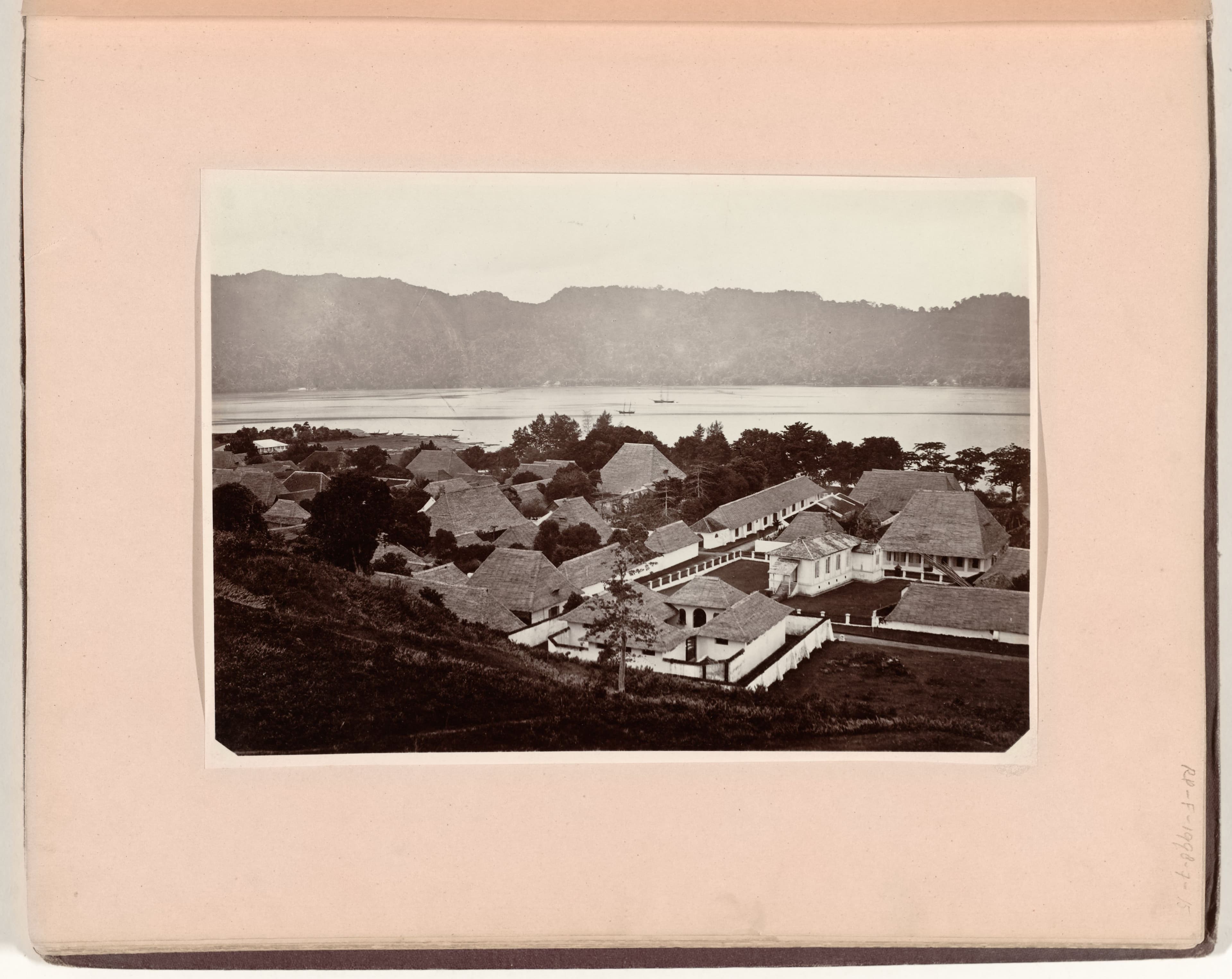 IdentificatieTitel(s): Gezicht op Bandaneira en Groot Banda (Lontor of Banda Besar) ('Neira & Groß Banda')Objecttype: foto Objectnummer: RP-F-1998